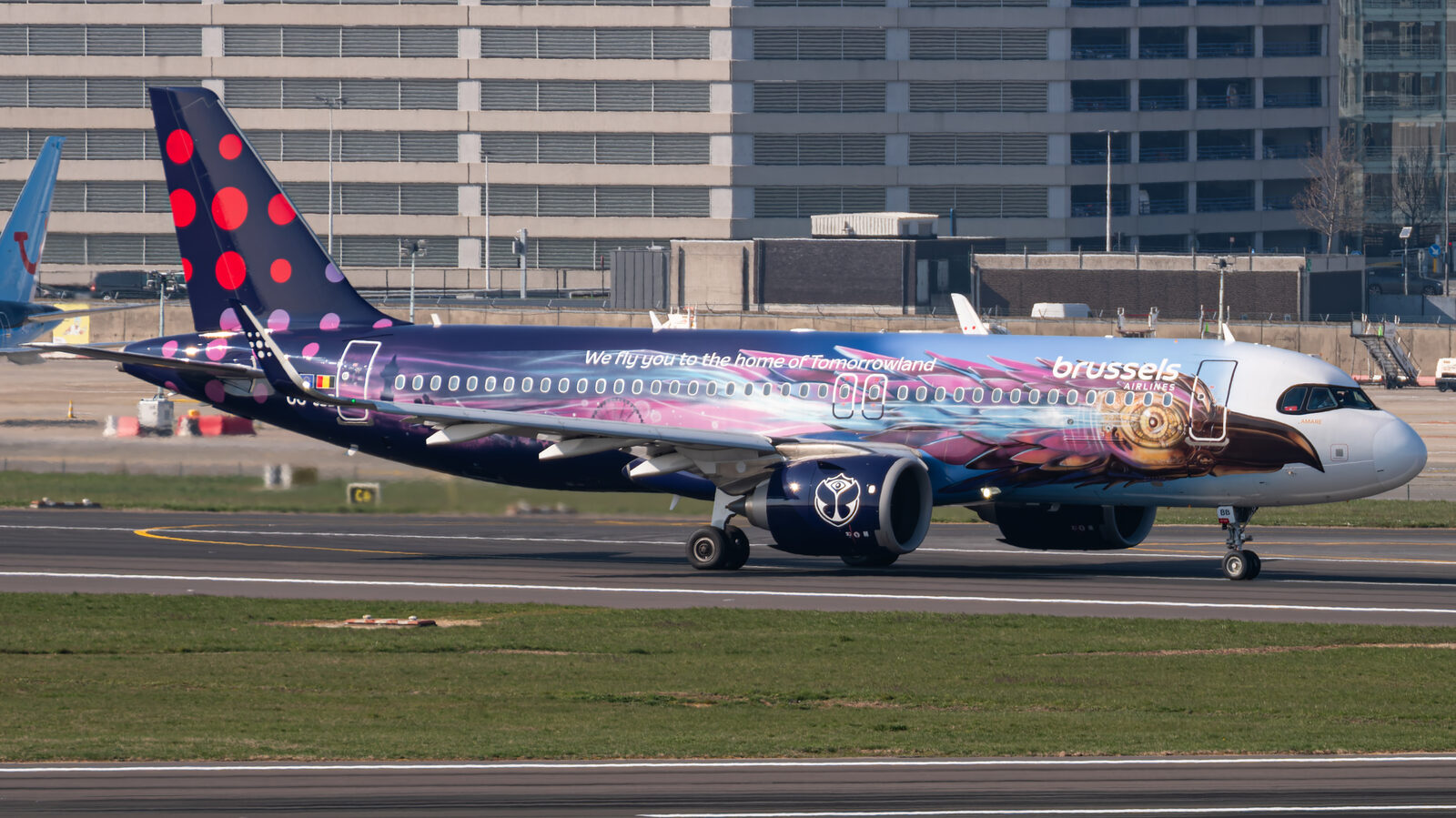 Airbus A320 Brussels Airlines OO-BB en livrée spéciale Tomorrowland au roulage à Bruxelles