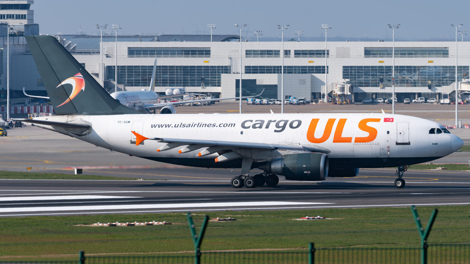 Airbus A300 ULS Cargo TC-SGM au roulage à Bruxelles