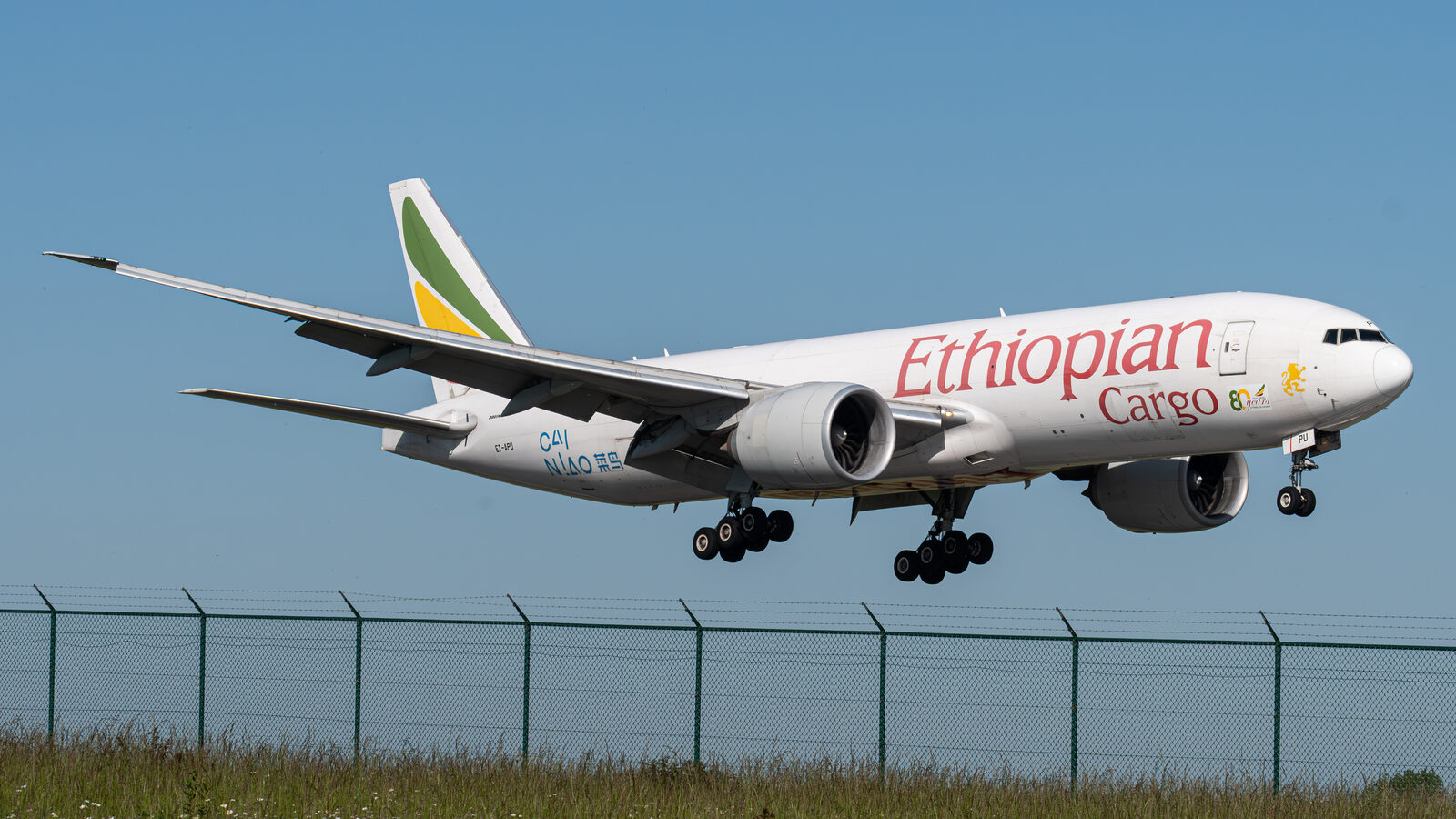 Boeing 777F Ethiopian Cargo ET-APU à l'atterrissage à Liège