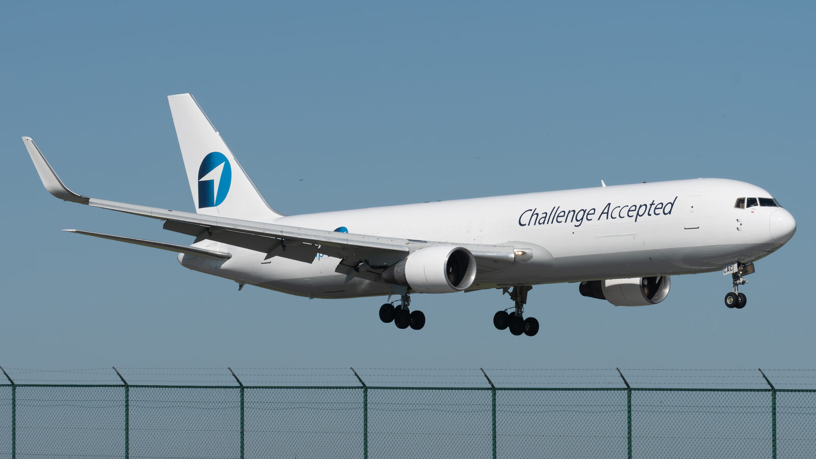Boeing 767-300F Star Air en livrée spéciale Challenge Accepted à l'atterrissage à Liège