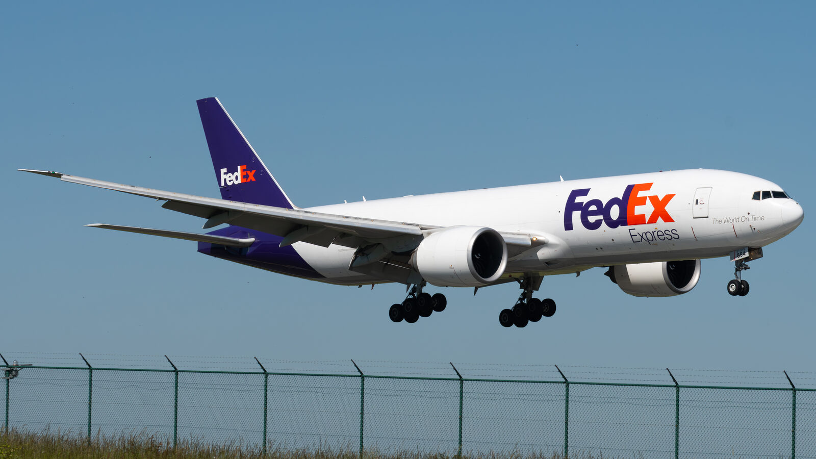 Boeing 777F FedEx Express à l'atterrissage à Liège