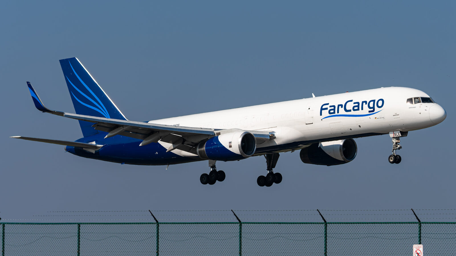 Boeing 757F FarCargo à l'atterrissage à Liège