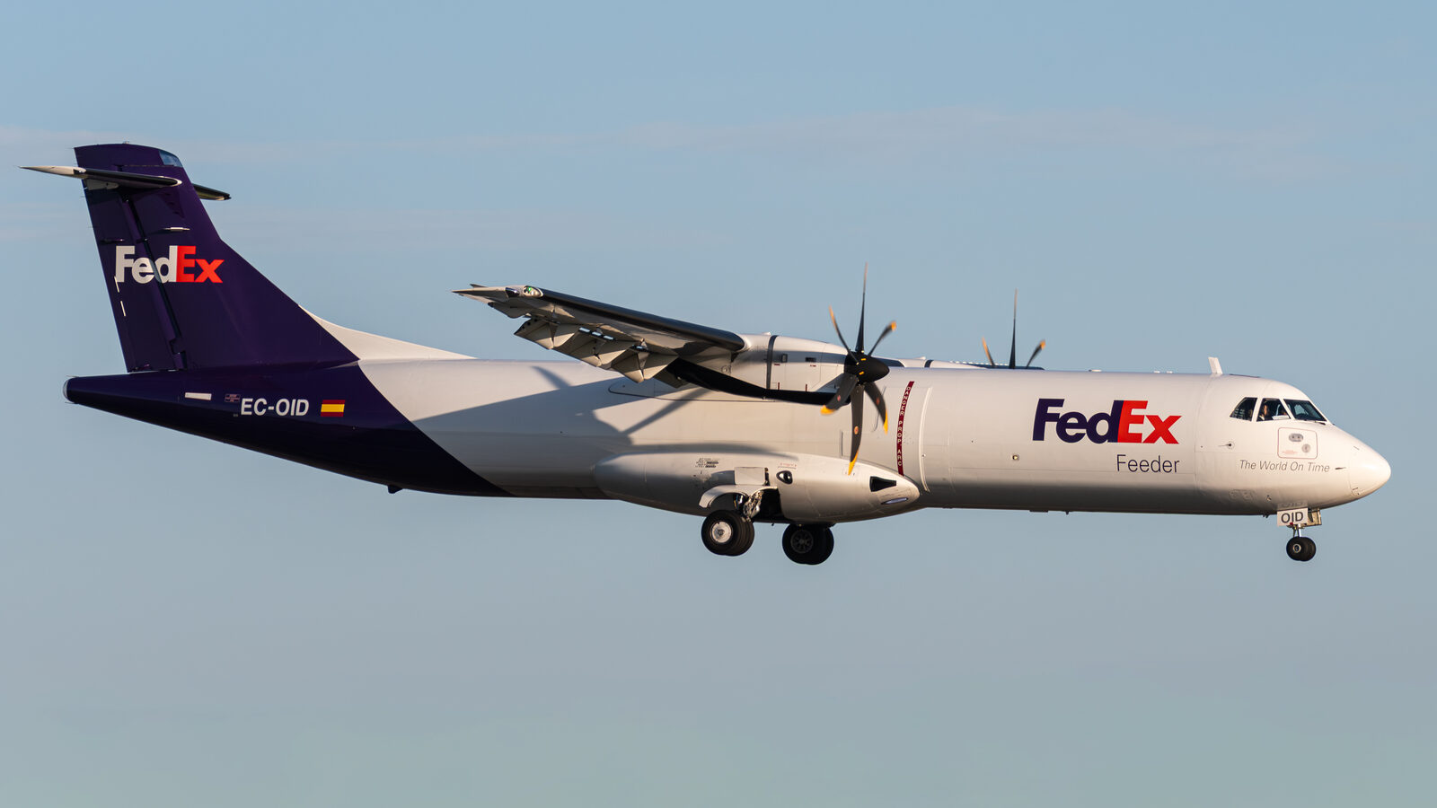 ATR 72F FedEx Feeder EC-OID à l'atterrissage à Liège