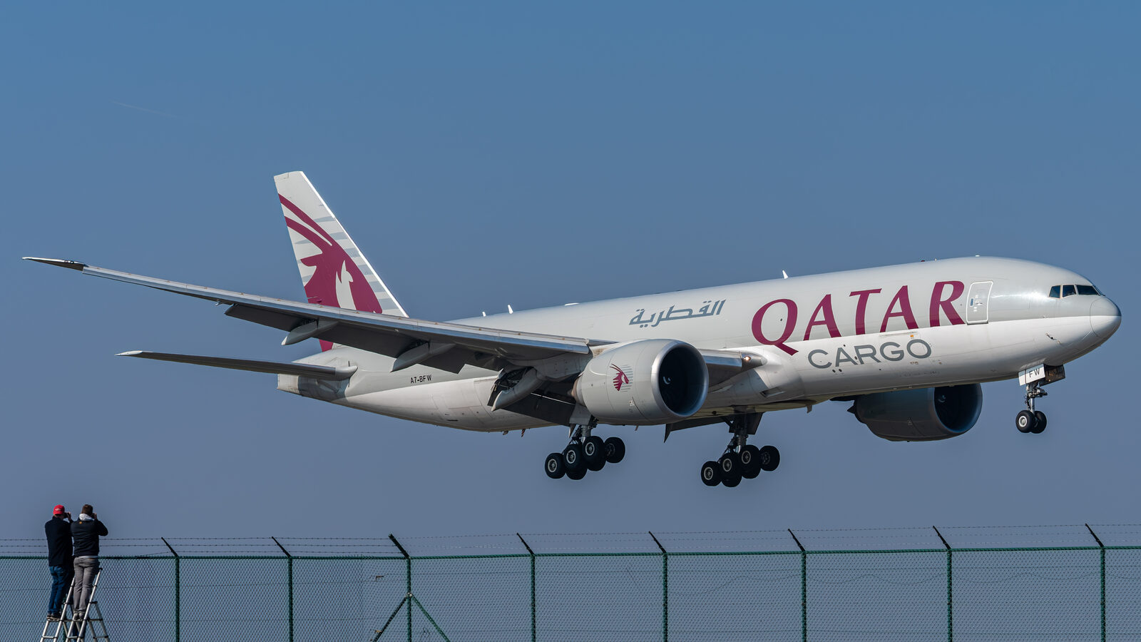 Boeing 777F Qatar Airways Cargo A7-BFW à l'atterrissage à Liège