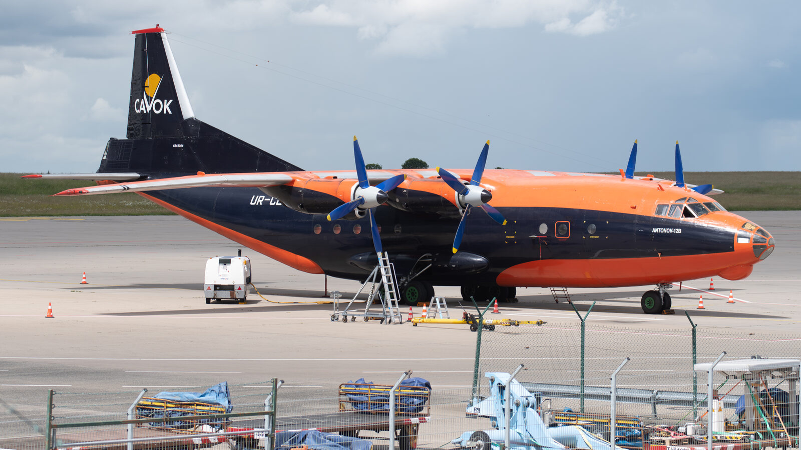 Antonov An-12BK CAVOK Airlines au sol à Francfort-Hahn