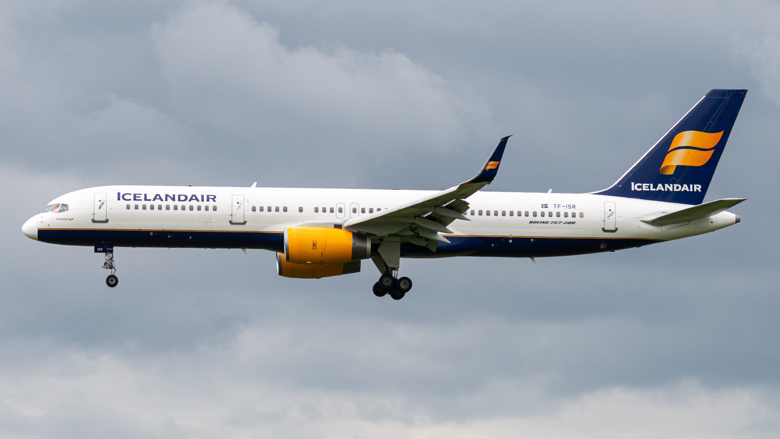 Boeing 757-200 Icelandair TF-ISR à l'atterrissage à Francfort-Hahn