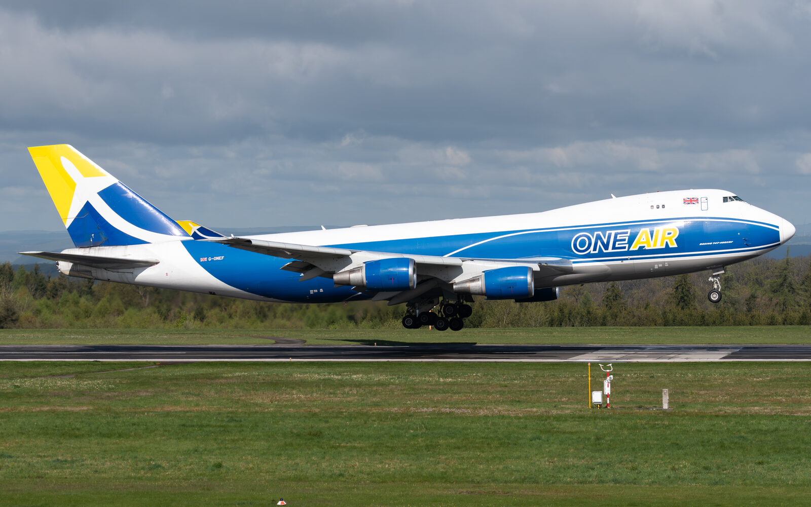 Boeing 747-400ERF One Air G-ONEF à l'atterrissage à Francfort-Hahn
