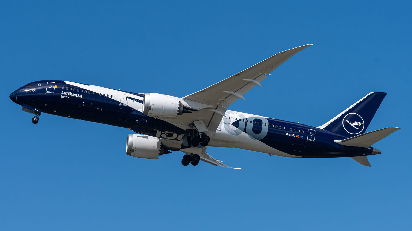 Boeing 787-9 Lufthansa D-ABPU en livrée spéciale 100 ans au décollage de Francfort-Hahn