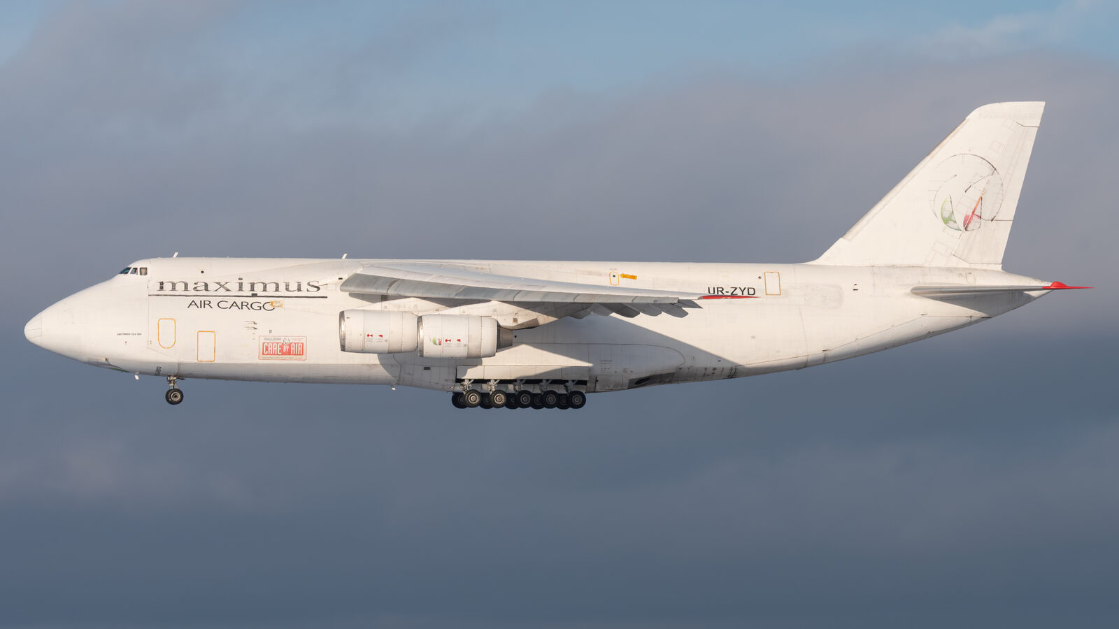 Antonov An-124 Maximus Air Cargo UR-ZYD à l'atterrissage à Francfort-Hahn