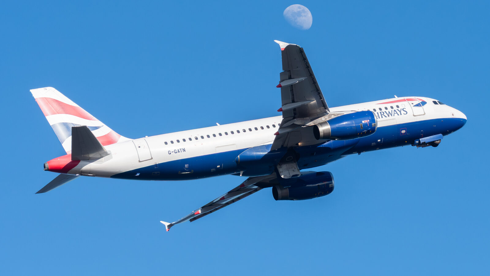 Airbus A320 British Airways G-GATN au décollage à Lanzarote avec la lune en arrière-plan