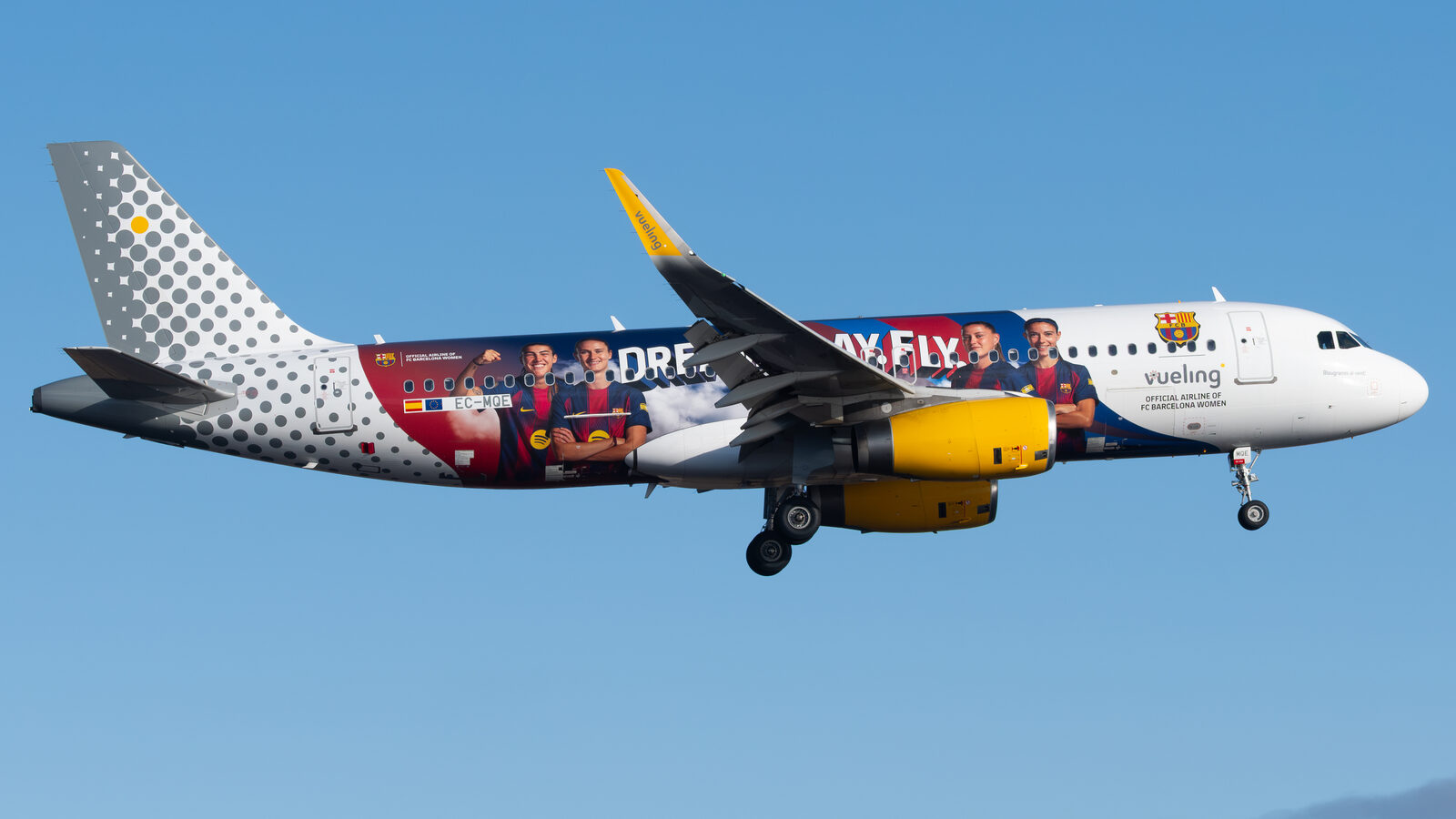 Airbus A320 Vueling EC-MQE en livrée spéciale FC Barcelone Femmes à l'atterrissage à Lanzarote
