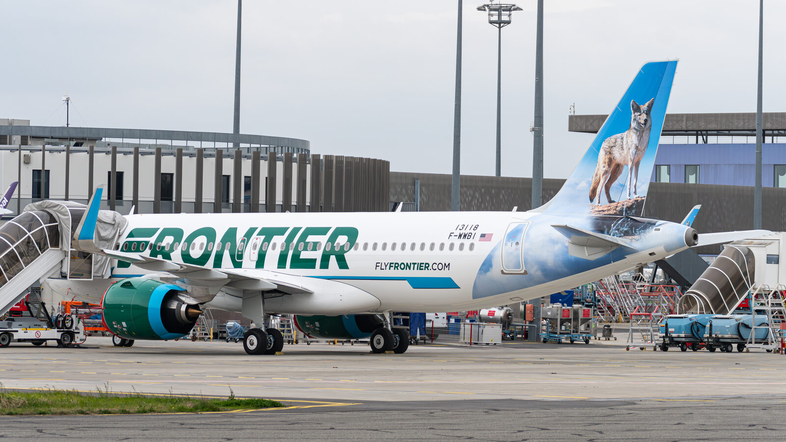Airbus A320neo Frontier Airlines en livrée coyote au parking à Toulouse