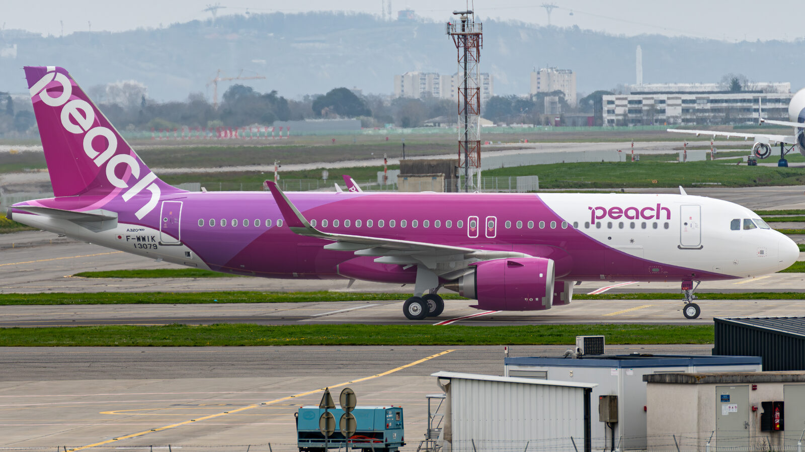 Airbus A320neo Peach Aviation au roulage à Toulouse