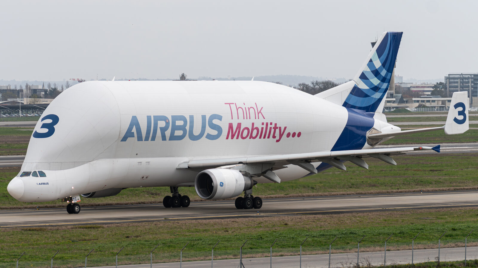 Airbus Beluga ST (Super Transporter) numéro 3 au roulage à Toulouse