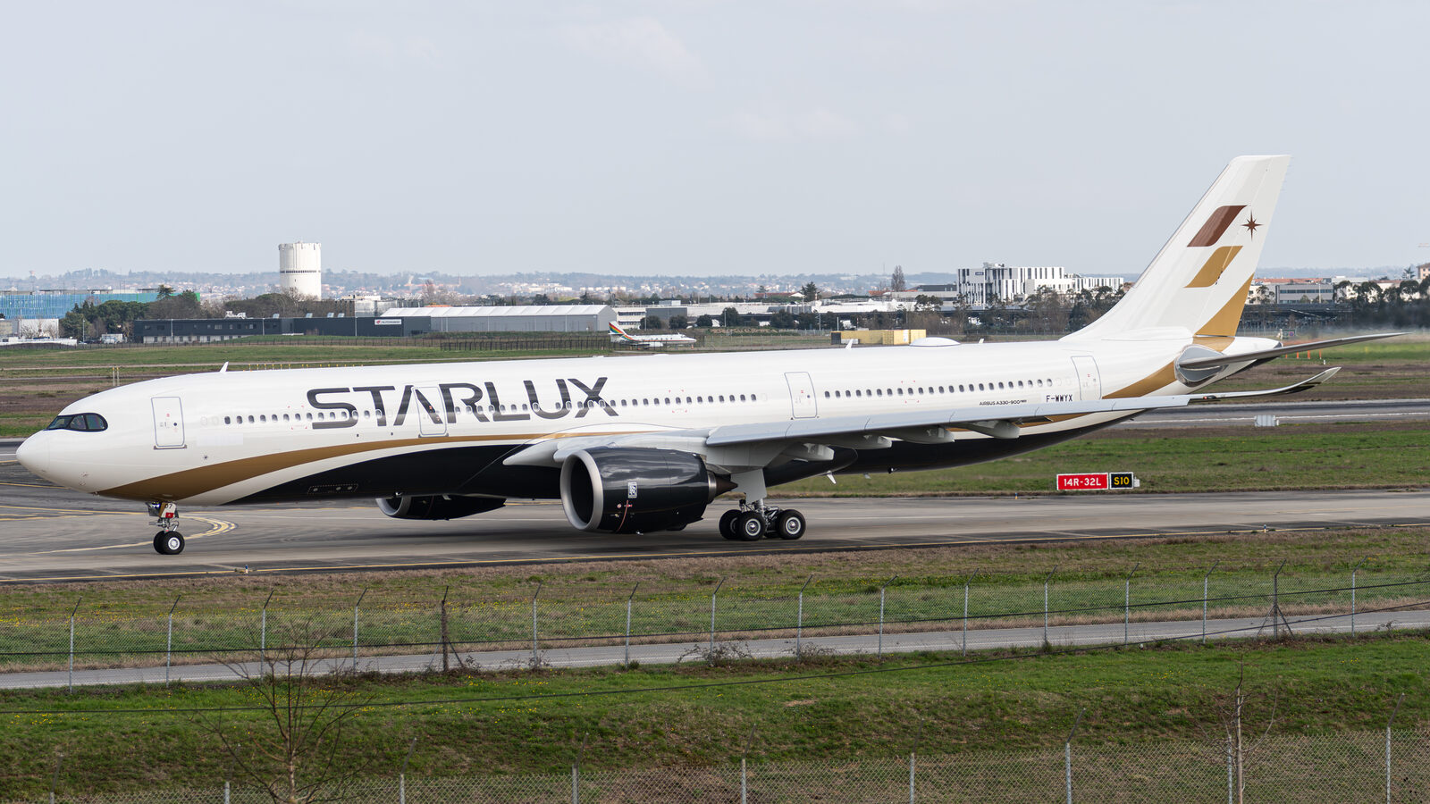 Airbus A330-900 STARLUX Airlines au roulage à Toulouse en vol de livraison
