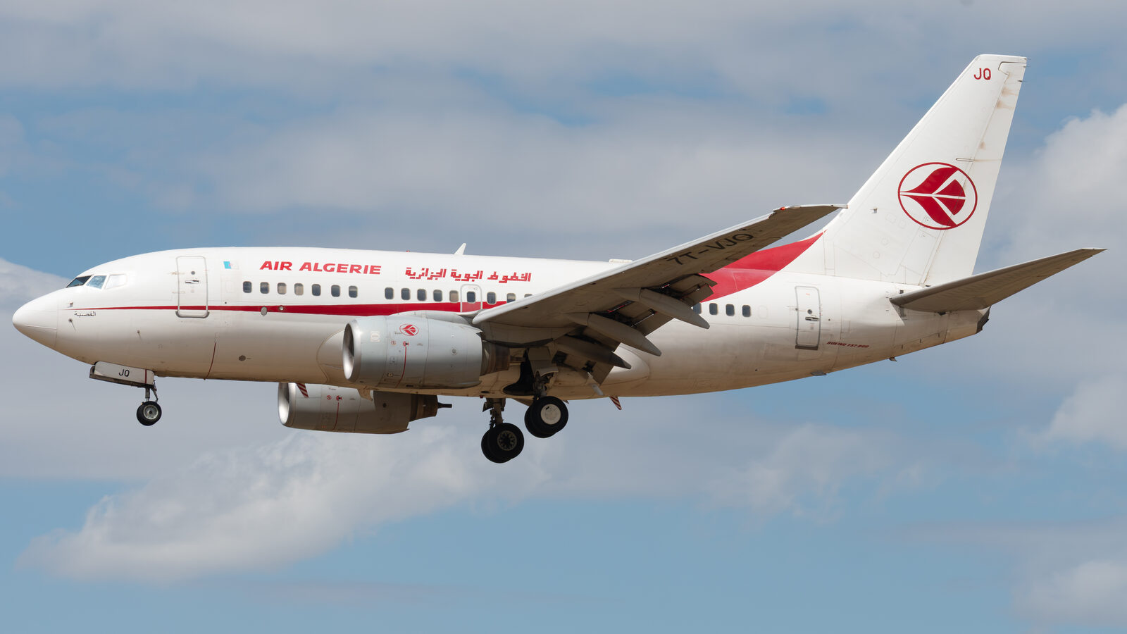 Boeing 737-600 Air Algérie 7T-VJQ à l'atterrissage à Metz-Nancy-Lorraine