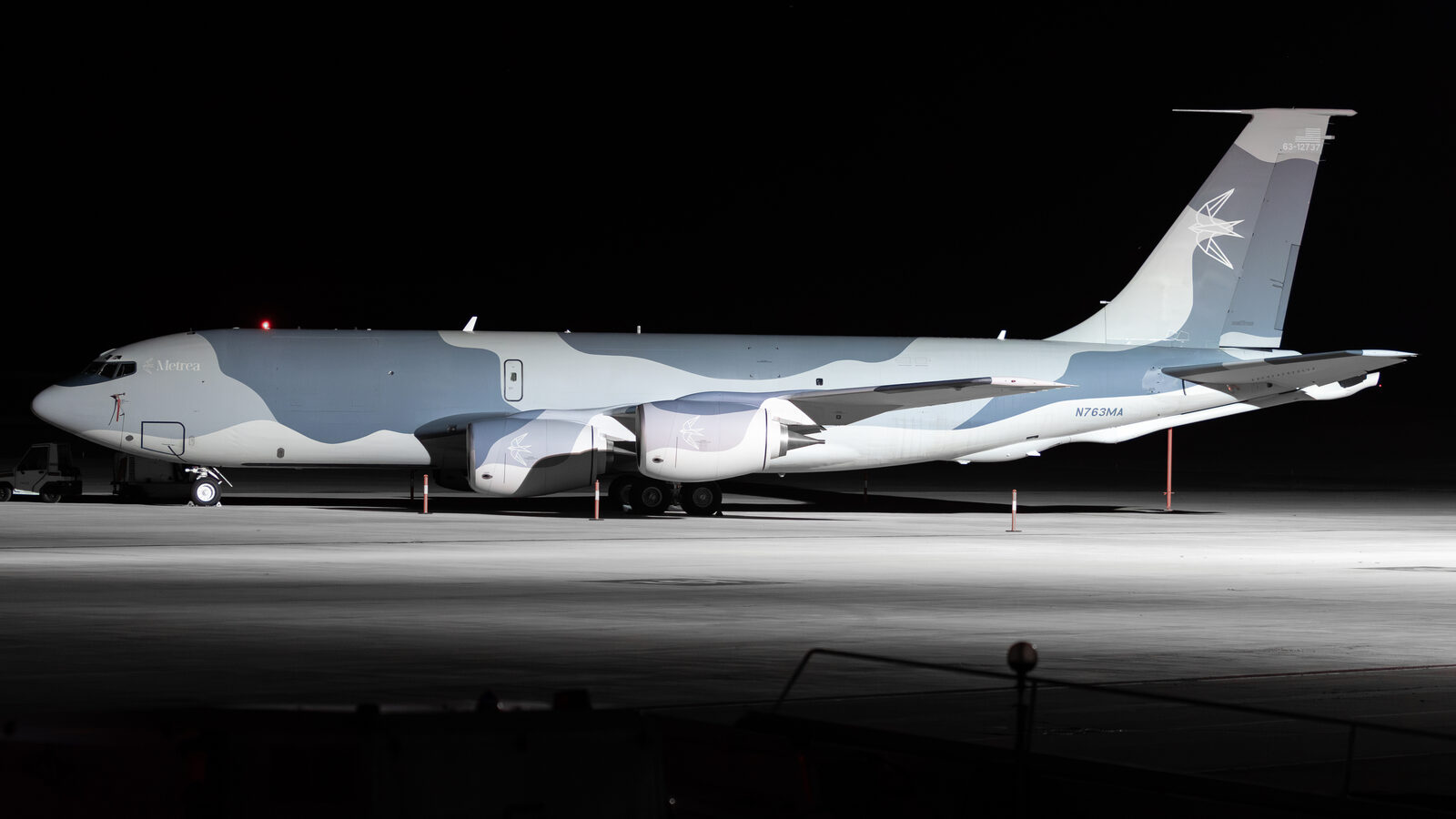 Boeing C-135FR Metrea N763MA de nuit au parking à Châlons Vatry, vue de profil