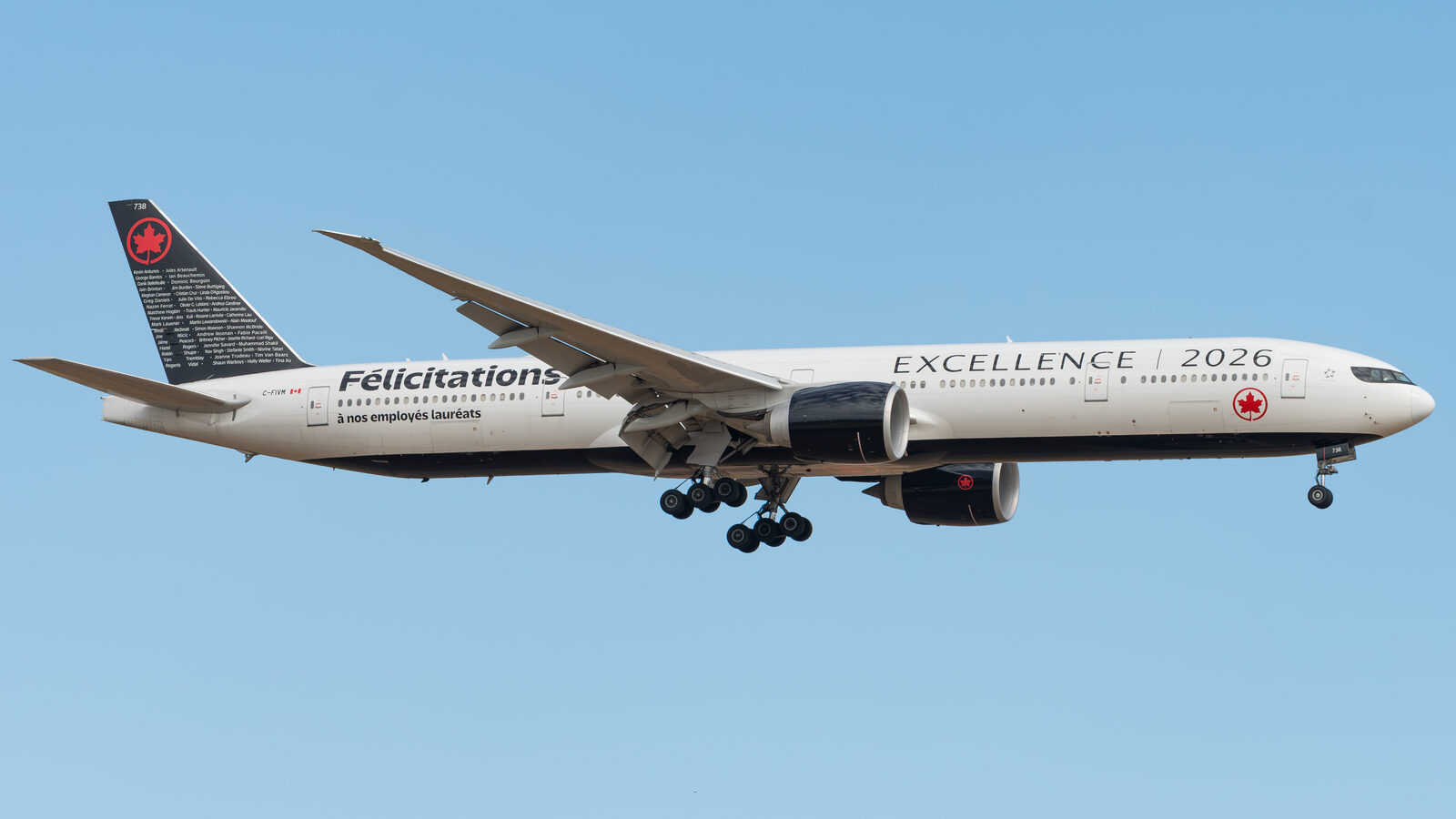 Boeing 777-300ER Air Canada C-FIVM en livrée spéciale Excellence 2026 à l'atterrissage à Paris CDG