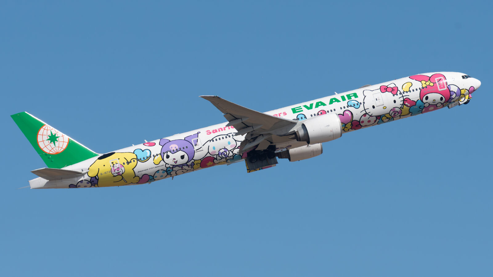 Boeing 777-300ER EVA Air B-16740 en livrée spéciale Sanrio Hello Kitty au décollage de Paris CDG