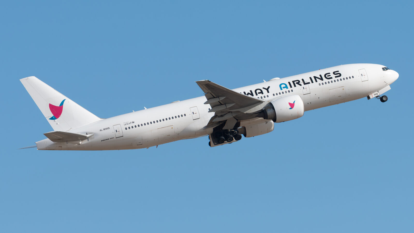 Boeing 777 MyWay Airlines 4L-MWB au décollage de Paris CDG