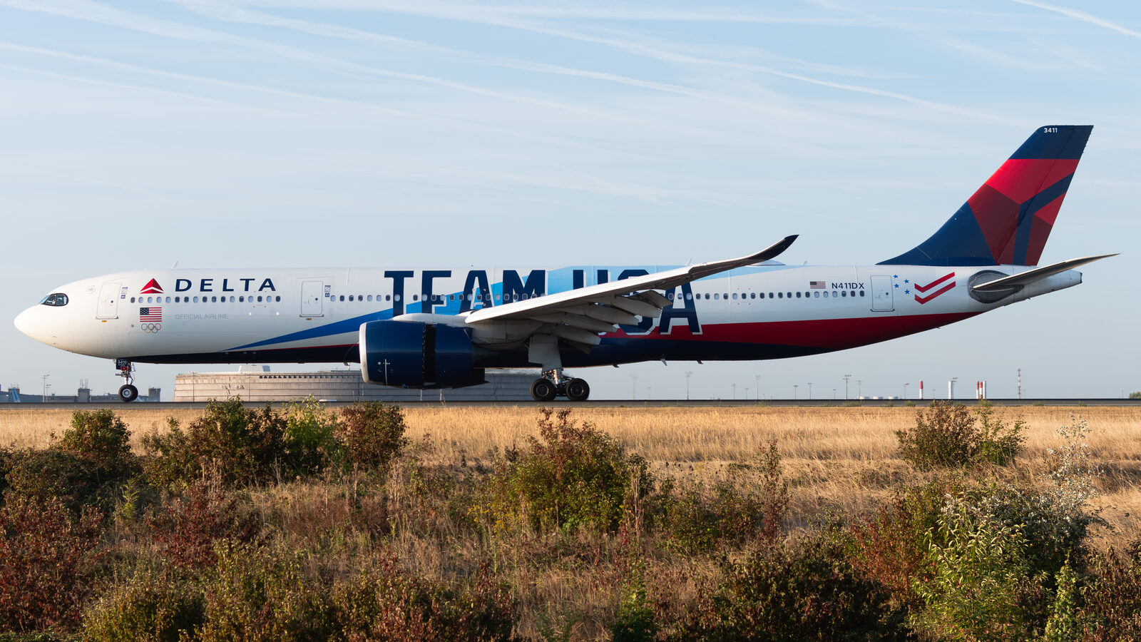 Airbus A330 Delta N411DX en livrée spéciale Team USA au roulage à Paris CDG