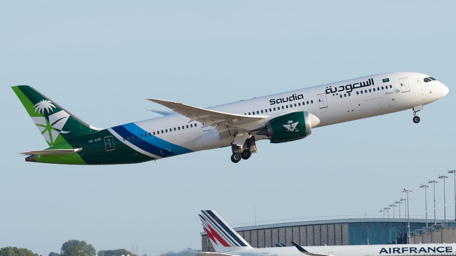 Boeing 787 Saudia HZ-ARB au décollage de Paris CDG