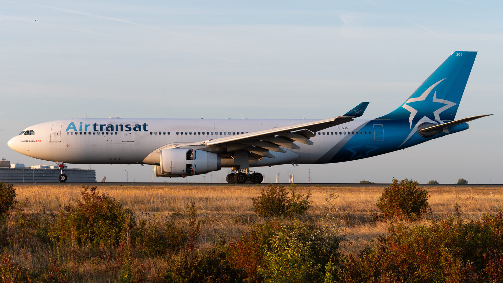 Airbus A330 Air Transat C-GUBL à l'atterrissage à Paris CDG