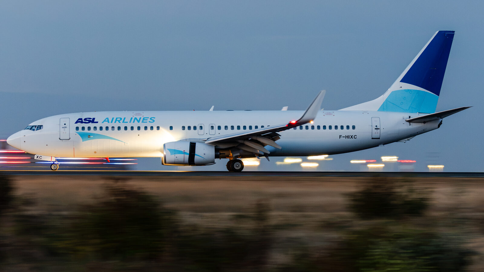Boeing 737-800 ASL Airlines F-HIXC à l'atterrissage de nuit à Paris CDG