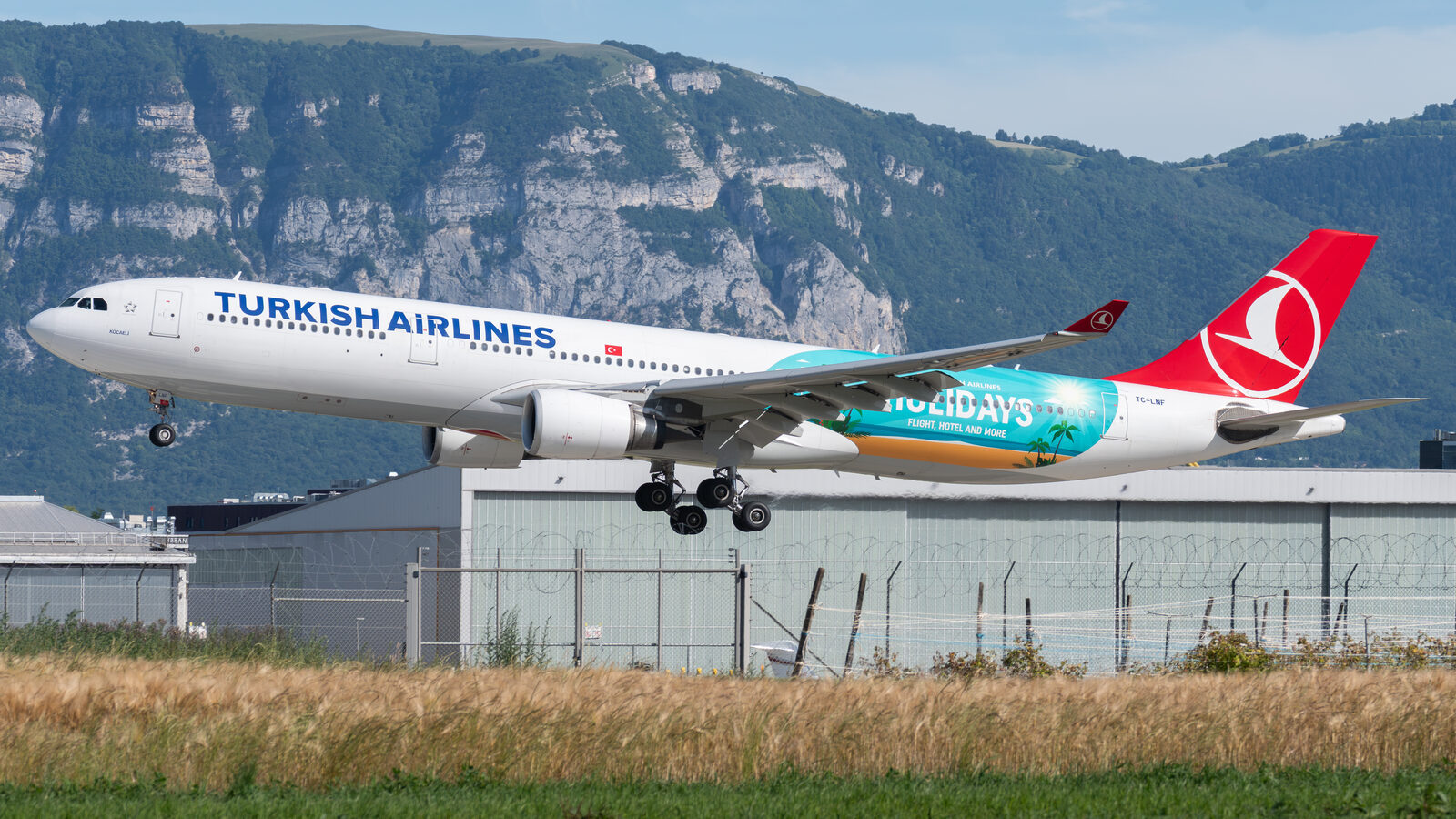 Airbus A330 Turkish Airlines TC-LNF en livrée spéciale Holidays à l'atterrissage à Genève