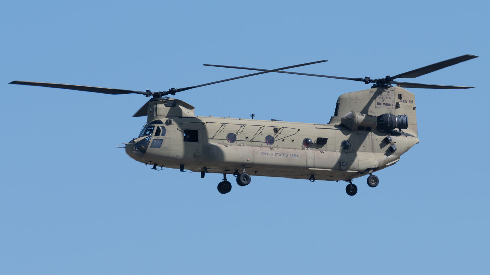 Hélicoptère Boeing CH-47 Chinook de l'US Army au décollage à Genève