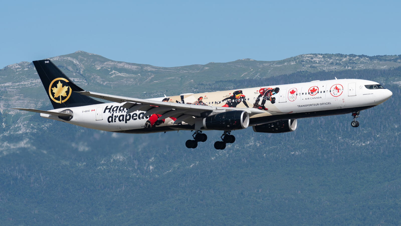 Airbus A330 Air Canada C-GEGC en livrée spéciale olympique Hauts drapeaux à l'atterrissage à Genève