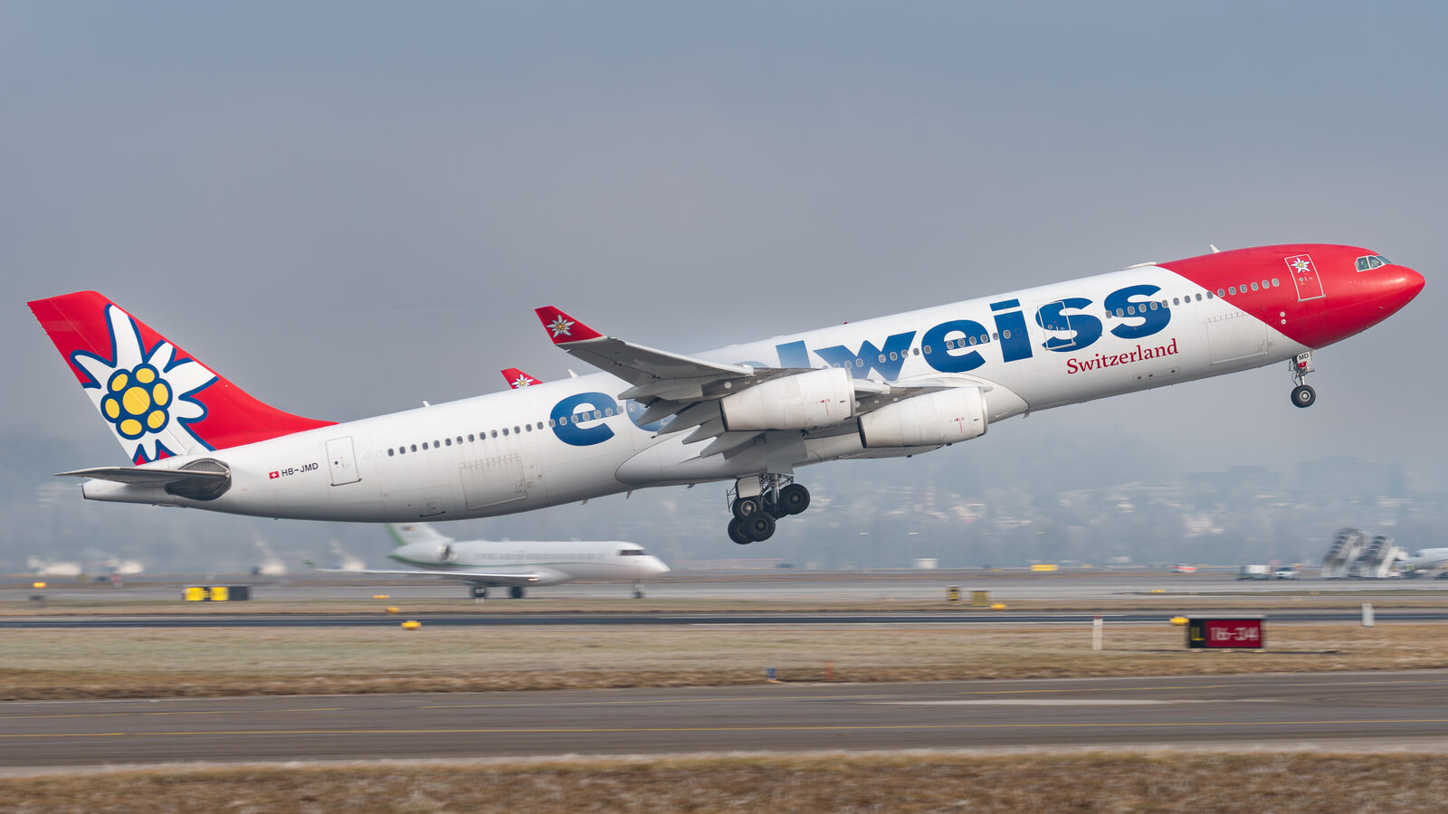 Airbus A340 Edelweiss Air HB-JMD au décollage de Zurich